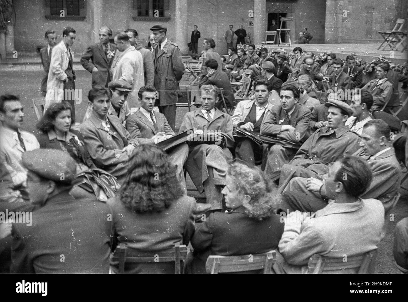 Cracovie, 1948-08-17.Wizyta przedstawicieli Œwiatowej Federacji M³odzie¿y Demokratycznej (Fédération mondiale de la jeunesse démocratique).NZ. Wspólny œpiew delegatów na dziedziñcu Zamku Królewskiego na Wawelu. ka PAP Cracovie, 17 août 1948.La visite de représentants de la Fédération mondiale de la jeunesse démocratique.Photo : les délégués chantent à l'unisson dans la cour du château royal de Wawel. ka PAP Banque D'Images