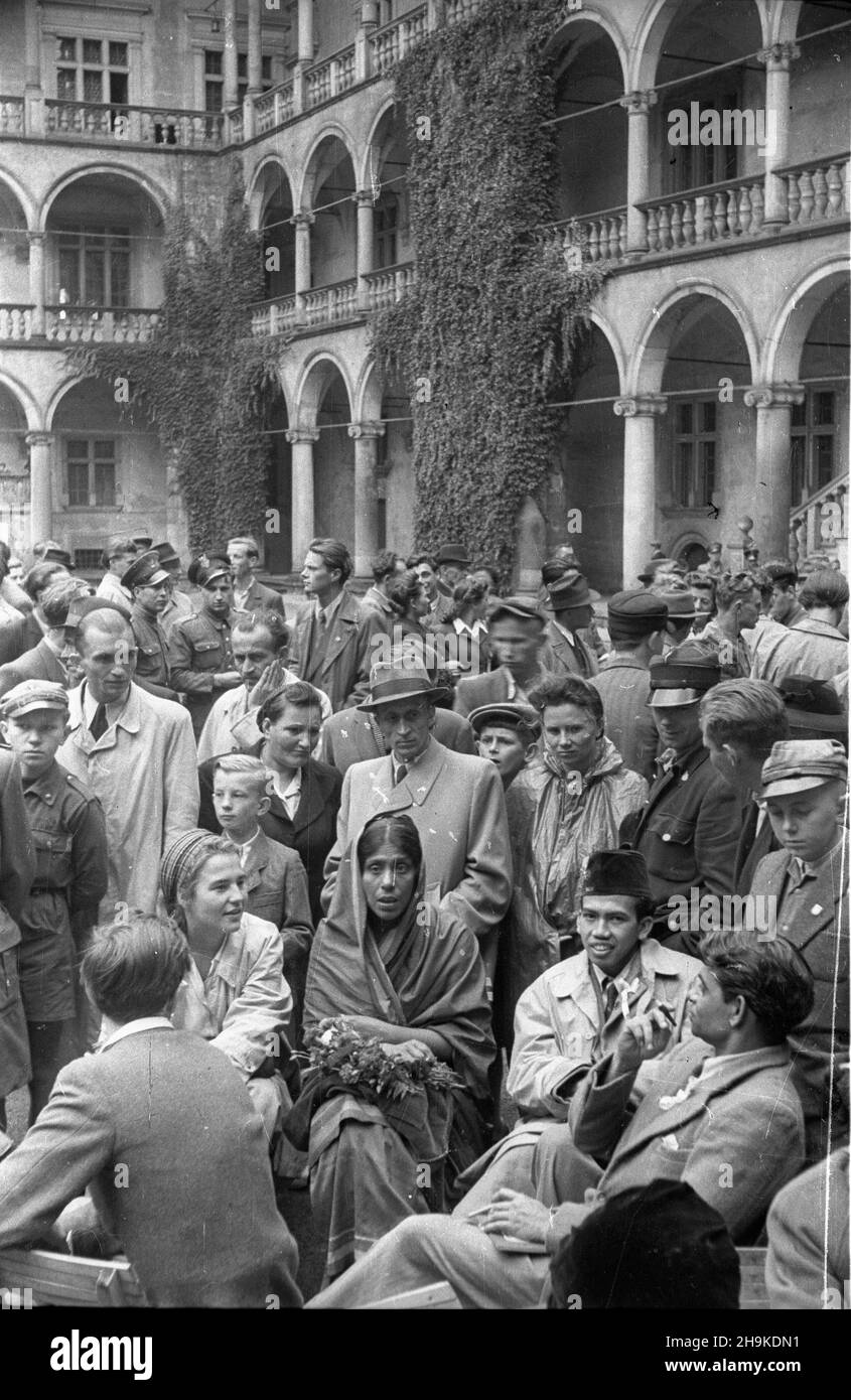 Cracovie, 1948-08-17.Wizyta przedstawicieli Œwiatowej Federacji M³odzie¿y Demokratycznej (Fédération mondiale de la jeunesse démocratique).NZ. Delegaci na Zamku Królewskim na Wawelu.W tle renesansowe kru¿ganki wielokondygnacyjne okalaj¹ce dziedziniec. ka PAP Cracovie, 17 août 1948.Visite de représentants de la Fédération mondiale de la jeunesse démocratique.Photo : délégués au château royal de Wawel.En arrière-plan les galeries Renaissance autour de la cour. ka PAP Banque D'Images