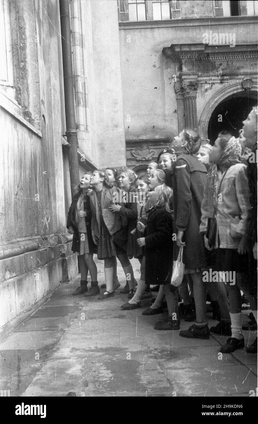 Cracovie, 1948-08-17.Wizyta przedstawicieli Œwiatowej Federacji M³odzie¿y Demokratycznej (Fédération mondiale de la jeunesse démocratique).NZ. Delegaci na Zamku Królewskim na Wawelu. ka PAP Cracovie, 17 août 1948.Visite de représentants de la Fédération mondiale de la jeunesse démocratique.Photo: Délégués au château royal de Wawel. ka PAP Banque D'Images