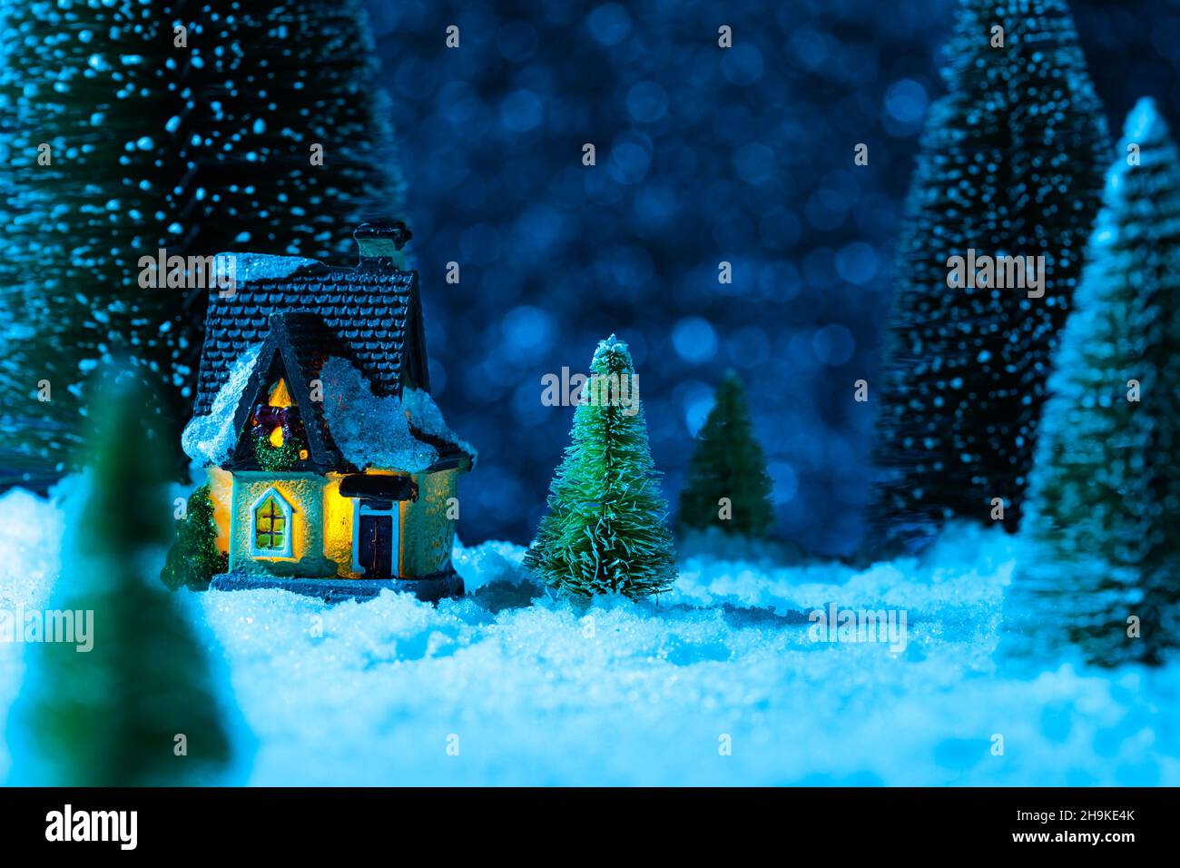 petite maison de jouet dans les bois la nuit, conte de noël Banque D'Images