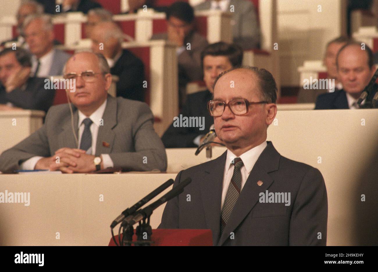 Varsovie 29.06.1986.X Zjazd Polskiej Zjednoczonej Partii Robotniczej (PZPR) W Sali Kongresowej Pa³acu Kultury i Nauki (29.06.-3.07.1986).NZ. Przemawia przewodnicz¹cy Rady Pañstwa PRL i sekretarz Komitetu Centralnego PZPR genera³ Wojciech Jaruzelski.W g³êbi sekretarz generalny Komunistycznej Partii Zwi¹zku Radzieckiego (KPZR) Michai³ Gorbaczow (L). msa PAP/Jan MorekVarsovie, le 29 juin 1986.Le 10e Congrès du Parti ouvrier unifié polonais à la salle des Congrès du Palais de la Culture et de la Science (29 juin au 3 juillet 1986).Photo : Président du Conseil d'État du peuple Banque D'Images