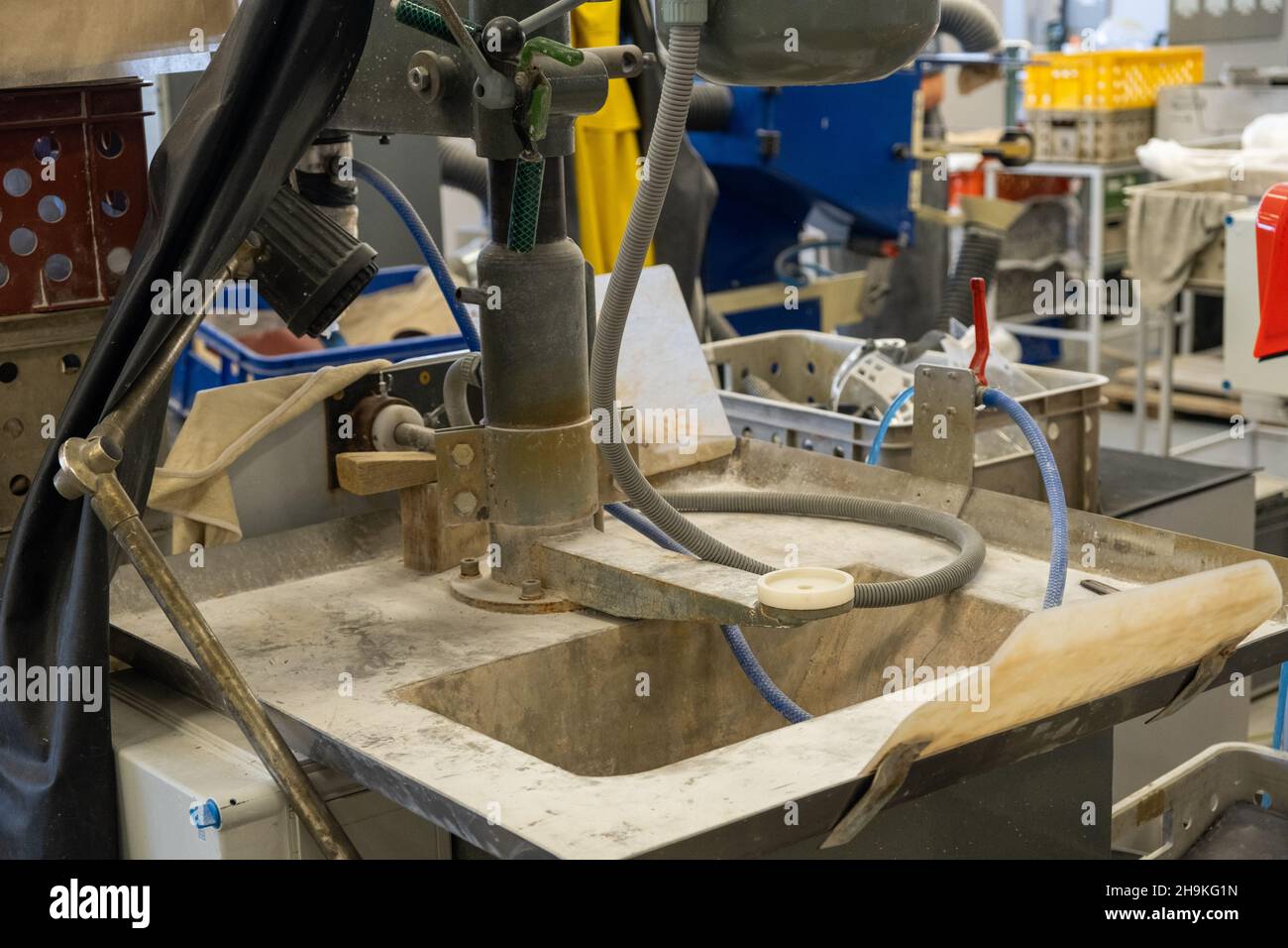 Equipement de traitement des matériaux avec tuyaux en ligne de production dans un atelier lumineux de l'usine de fabrication contemporaine vue rapprochée Banque D'Images