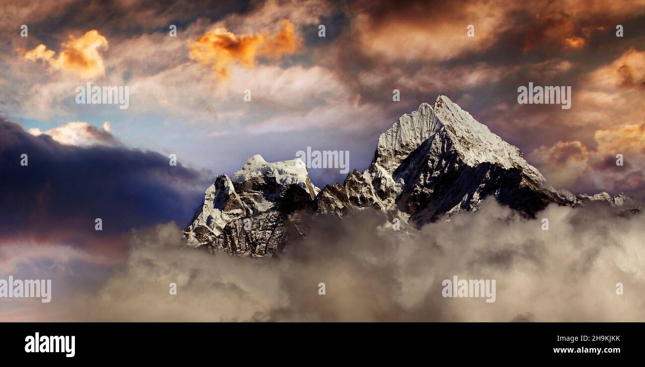 Nuages devant le Kangtega 6782 M. et le Thamserku 6623 M., Khumbu, parc national de Sagarmatha, Népal, Asie Banque D'Images