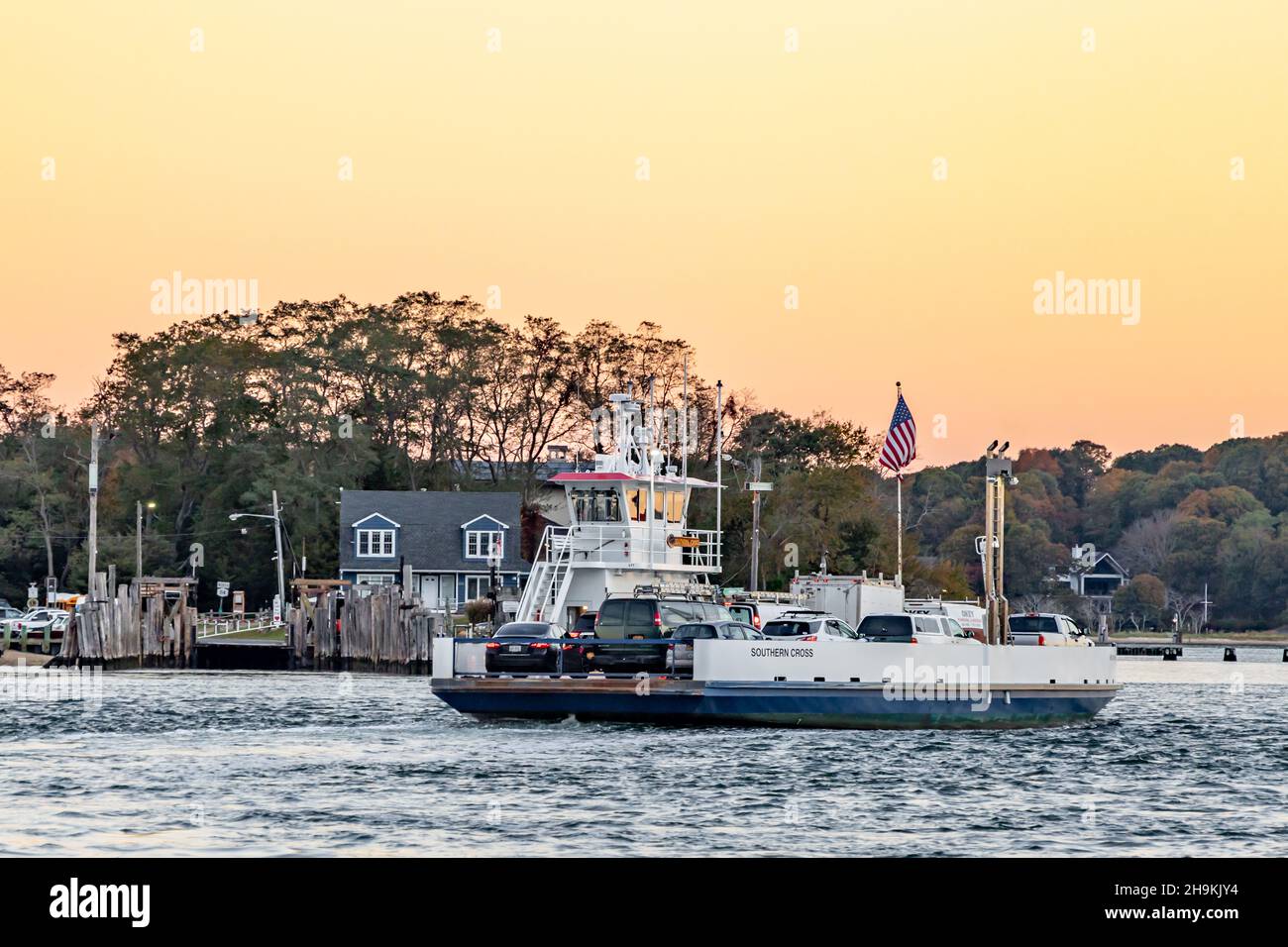 Un ferry chargé de Shelter Island arrive au quai de Shelter Island, NY Banque D'Images