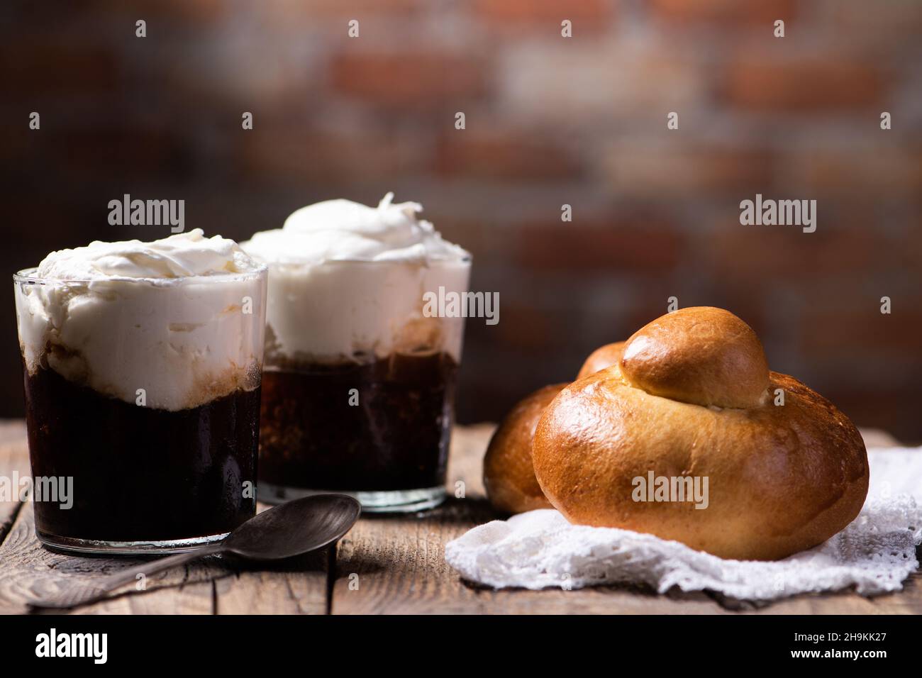 Saveur traditionnelle de café de Granita sicilienne avec brioche en gros plan Banque D'Images