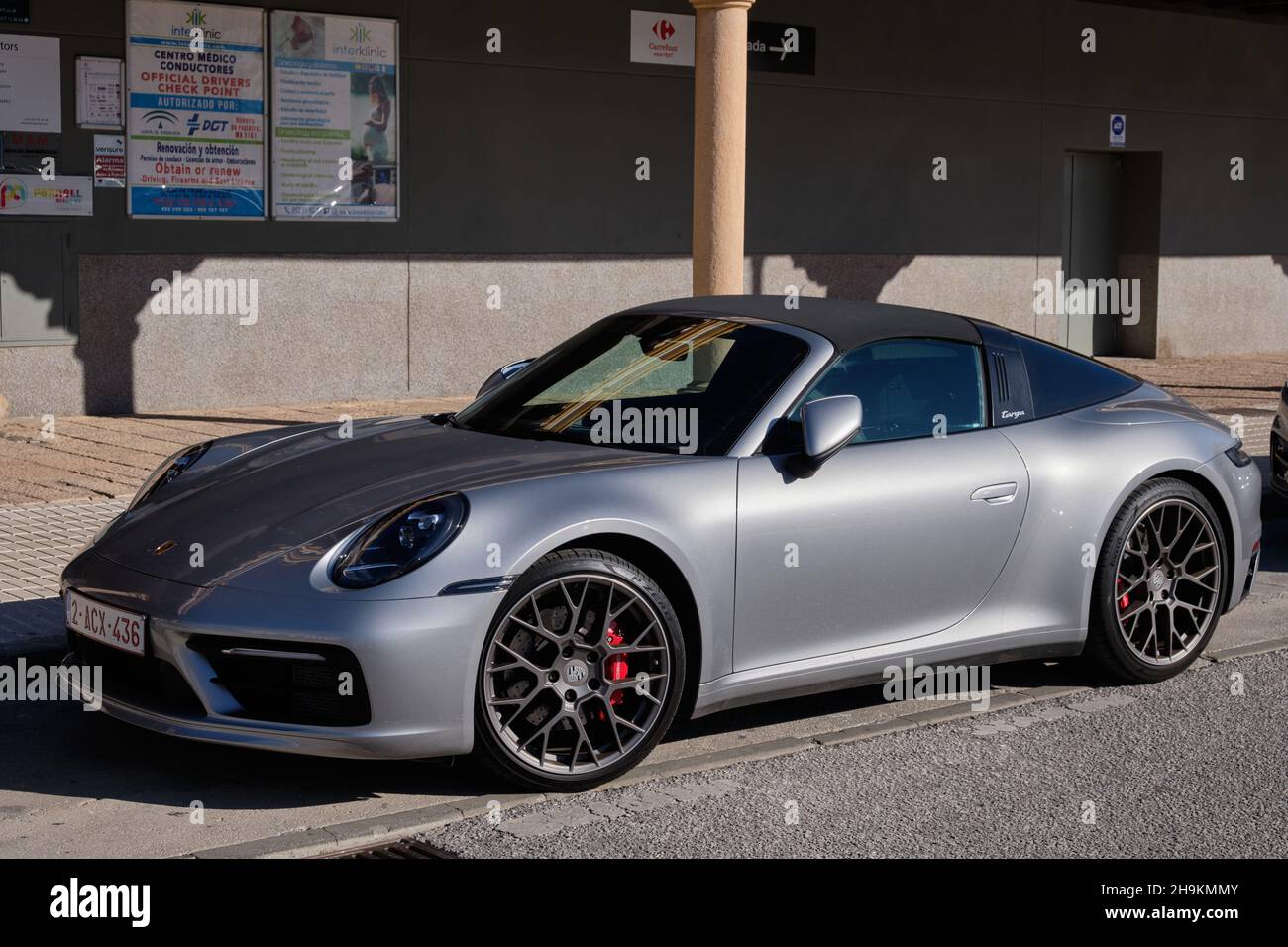 Porsche 911 Targa garée à la Cala de Mijas, Malaga, Espagne. Banque D'Images