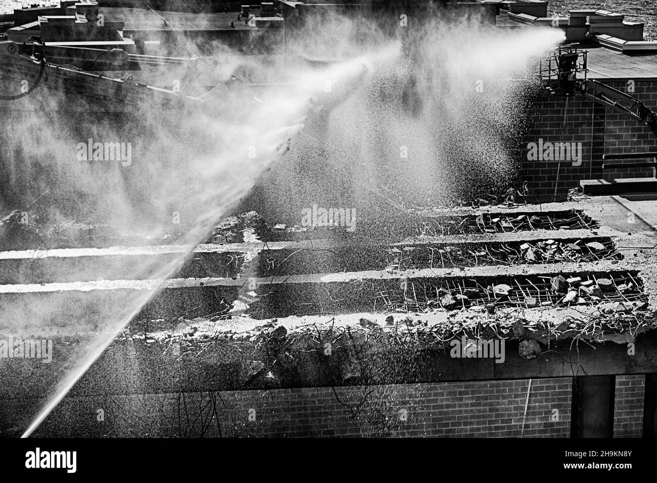 SEATTLE, États-Unis - 2 MARS 2019 : les travailleurs de la construction vaporisent de l'eau sur les restes du viaduc de la voie de l'Alaska à Seattle pour réduire la poussière de la démolitio Banque D'Images