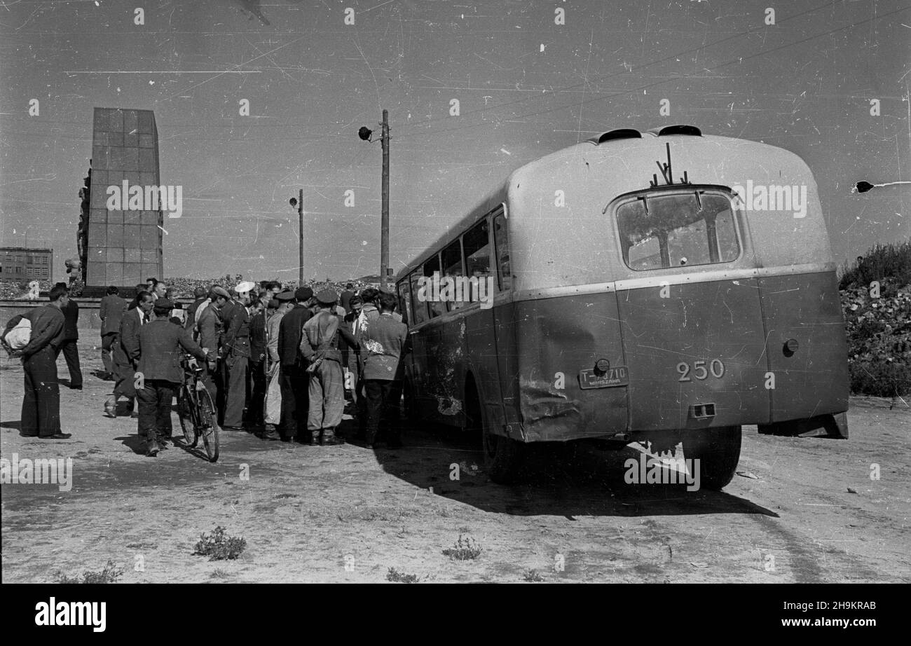 Varsovie, 1948-08-30.Œwiatowy Kongres Intelektualistów W Obronie Pokoju (25-28 VIII).Zwiedzanie stolicy.NZ. Uczestnicy Kongresu naprawiaj¹ zepsuty autobus. ka PAPVarsovie, le 30 août 1948.Congrès mondial des intellectuels pour la défense de la paix (25-28 août).Excursions autour de Varsovie.Photo : participants au Congrès réparant un bus endommagé. ka PAP Banque D'Images