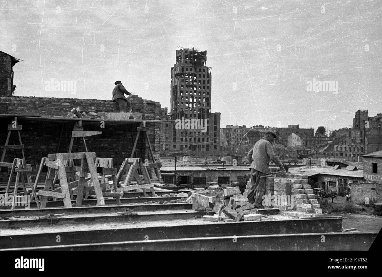 Varsovie, 1948-09.Odbudowa kamienic przy ulicy Wareckiej zniszczonych W czasie II wojny œwiatowej.Z prawej strony W tle budynek Towarzystwa Ubezpieczeñ Prudential przy placu Napoleona. wb PAP Dok³adny dzieñ wydarzenia nieustalony.Varsovie, le 1948 septembre.La reconstruction de maisons ruinées par la guerre dans la rue Warecka.Sur la droite en arrière-plan, le bâtiment de la compagnie d'assurance Prudential sur la place Napoleona. wb PAP Banque D'Images