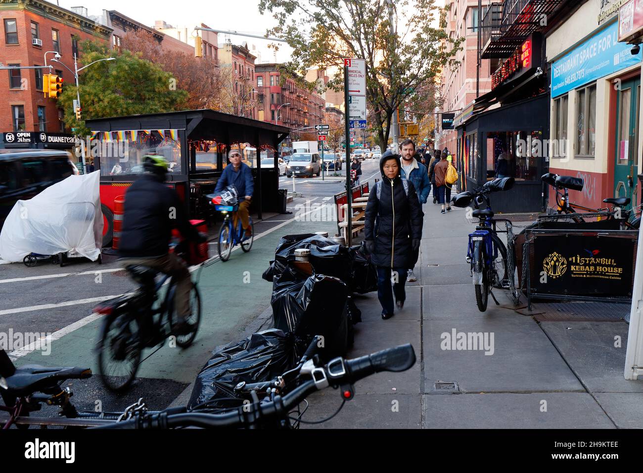 Disparition de l'espace public.Un trottoir encombré de New York City dans Hells Kitchen ...[VOIR LES INFORMATIONS SUPPLÉMENTAIRES POUR LA LÉGENDE COMPLÈTE] Banque D'Images