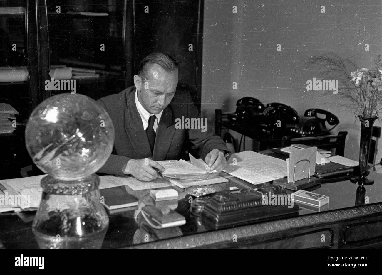 Varsovie, 1948-09.Dyrektor naczelny Przedsiêbiorstwa Pañstwowego film Polski (PPFP) Stanis³aw Albrecht W swoim gabinecie. wb PAP Dok³adny dzieñ wydarzenia nieustalony.Varsovie, le 1948 septembre.Film Polski State Enterprise réalisateur Stanislaw Albrecht dans son étude. wb PAP Banque D'Images