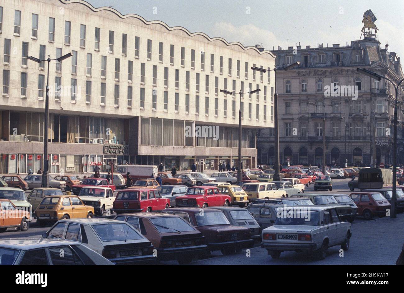 Varsovie 04.1986.Œródmieœcie, parking samochodowy na placu Powstañców Warszawy.ZN. z lewej Hotel Dom Ch³opa, W g³êbi kamienica Emila Wedla przy ulicy Szpitalnej 8. mw PAP/Jan Morek Dok³adny dzieñ wydarzenia nieustalony.Varsovie avril 1986.Centre-ville, le parking de la place Powstancow Warszawy (les insurgés de Varsovie).Photo: De gauche: Dom Chlopa (Maison paysanne) hôtel, en arrière-plan la maison Emil Wedel bâtiment au 8 Szpitalna Stret. mw PAP/Jan Morek Date exacte inconnue. Banque D'Images