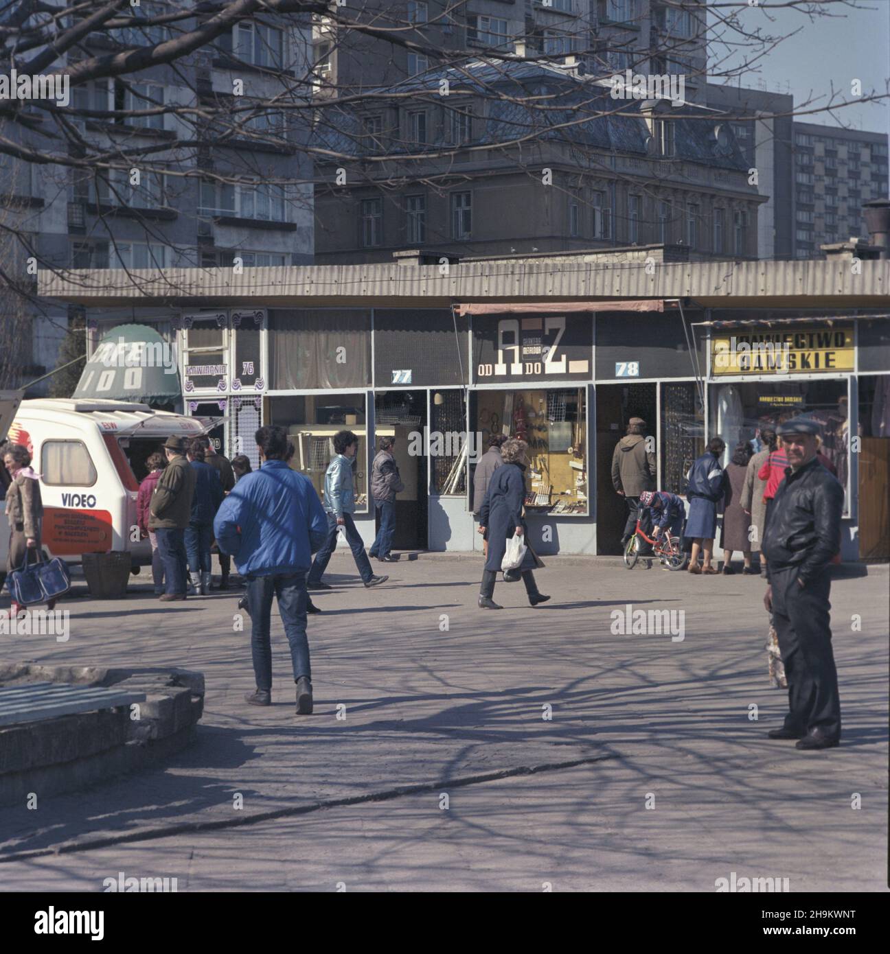 Varsovie 04.1986.Œródmieœcie, prywatne pawilony handlowe przy ul.Pró¿nej.W g³êbi kamienice przy ulicy Zielnej.Œwiêtokrzyskiej. mw PAP/Jan Morek Dok³adny dzieñ wydarzenia nieustalony.Varsovie avril 1986.Centre de Varsovie, magasins privés à la rue Prozna.En arrière-plan des sous-sols à la rue Zielna.Vu de la rue Swietokrzyska. mw PAP/Jan Morek Date de l'événement inconnue. Banque D'Images