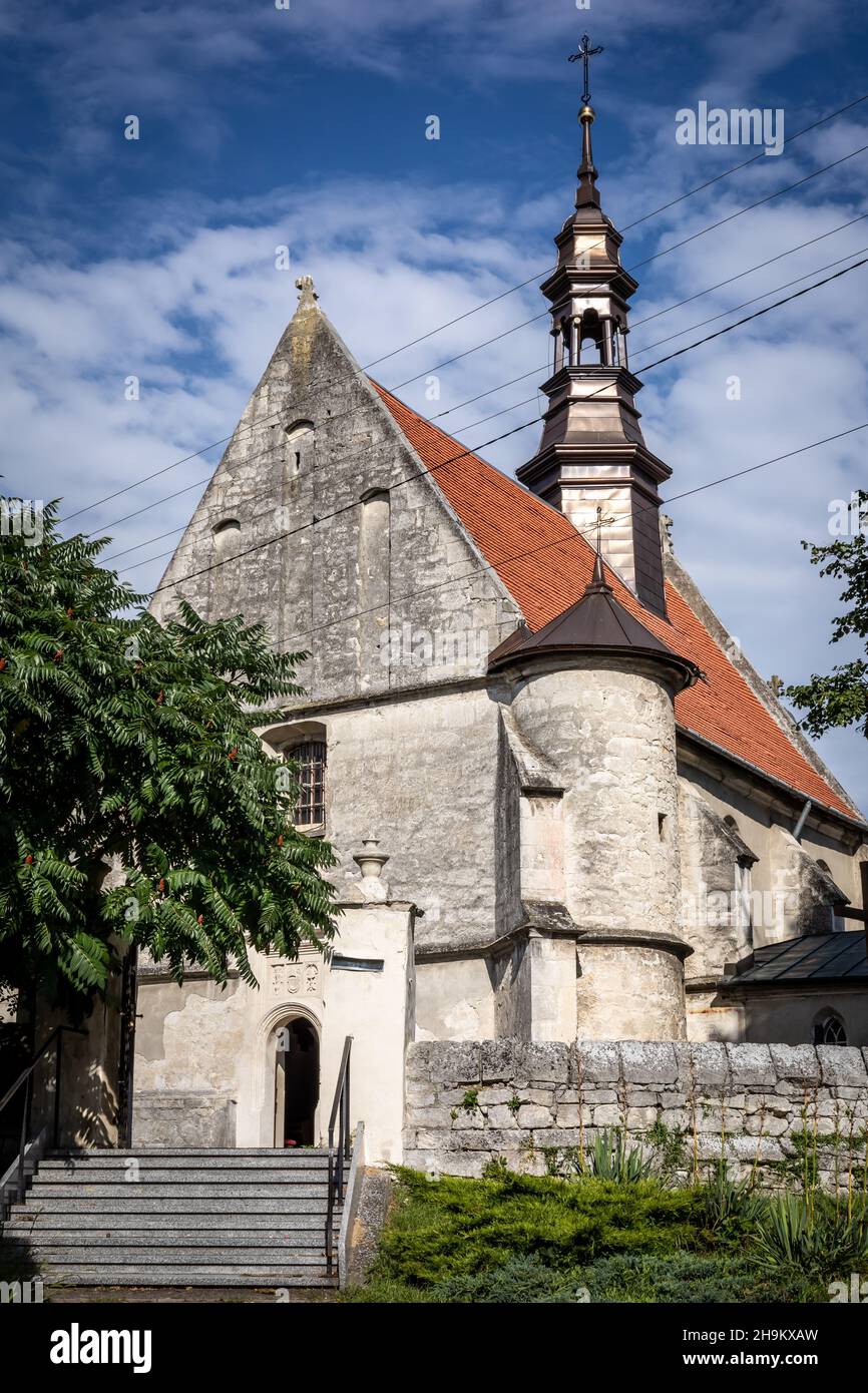 Dobrowoda, Pologne - 31 juillet 2021 : vue de face d'une église romane médiévale de Sainte Marie-Madeleine. Banque D'Images