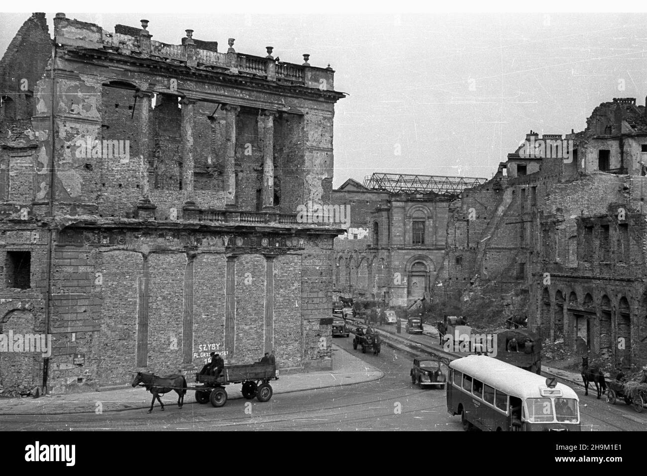 Varsovie, 1948-09.Zniszczona W czasie II wojny œwiatowej kamienica Mikulskiego (Bank Dyskontowy Warszawski) u zbiegu ulic Senatorskiej i Bielañskiej.W g³êbi widoczny gmach Banku Polskiego, z prawej ruiny kamienicy przy Bielañskiej 2.Widok z balkonu kamienicy Johanna Christopha Hartmanna Petiscusa. ka PAP Dok³adny dzieñ wydarzenia nieustalony.Varsovie, le 1948 septembre.Maison Mikulski (Bank Dyskontowy Warszawski) à l'angle de Senatorska et Bielanska.En arrière-plan Bank Polski, sur la droite les ruines de 2, rue Bielanska.Vue sur le balcon depuis le Johann Christoph Hartmann Petiscus bui Banque D'Images