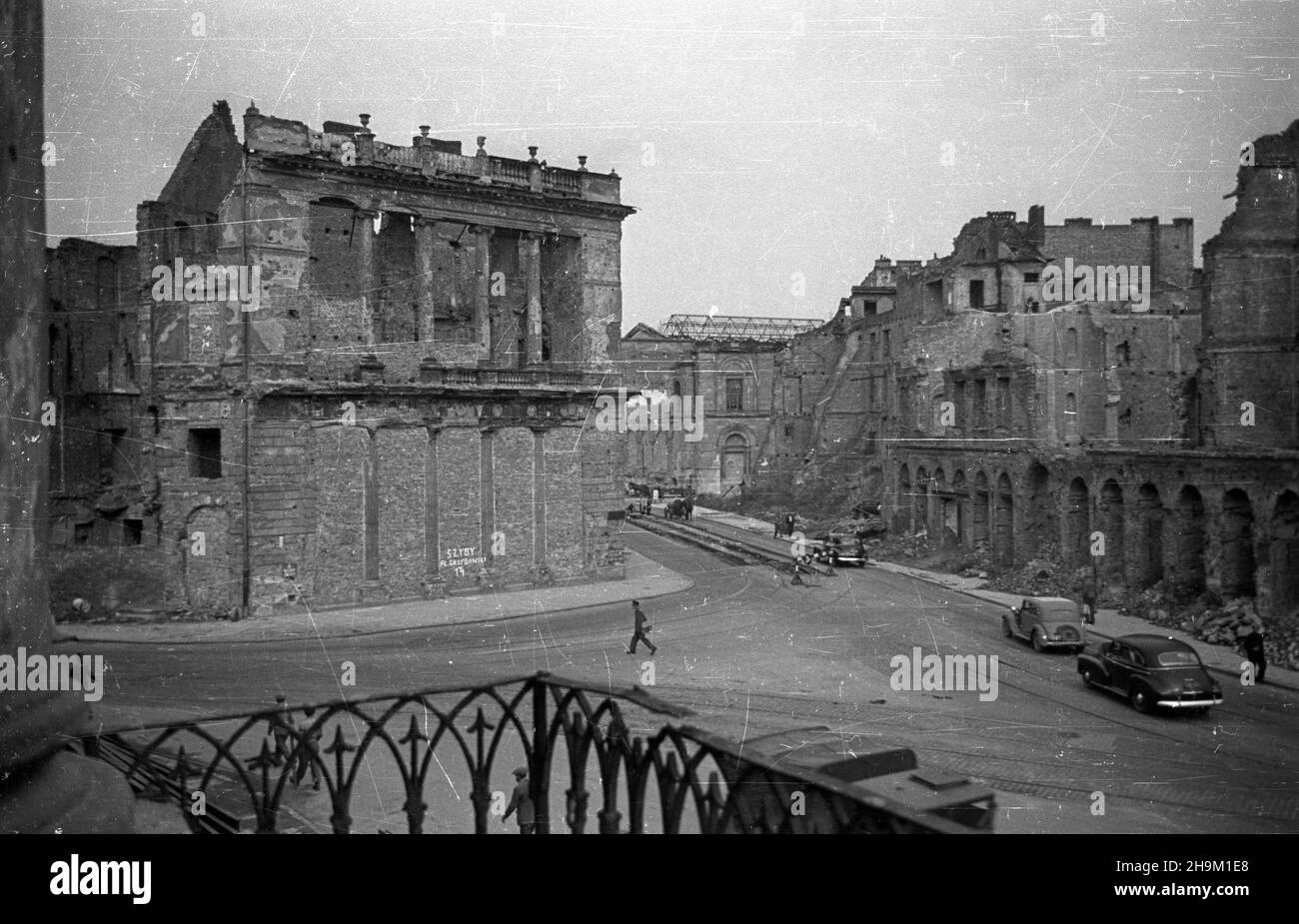 Varsovie, 1948-09.Zniszczona W czasie II wojny œwiatowej kamienica Mikulskiego (Bank Dyskontowy Warszawski) u zbiegu ulic Senatorskiej i Bielanskiej.W g³êbi widoczny gmach Banku Polskiego, z prawej ruiny kamienicy przy Bielanskiej 2.Widok z balkonu kamienicy Johanna Christopha Hartmanna Petiscusa. ka PAP Dok³adny dzieñ wydarzenia nieustalony.Varsovie, le 1948 septembre.Maison Mikulski (Bank Dyskontowy Warszawski) à l'angle de Senatorska et Bielañska.En arrière-plan Bank Polski, sur la droite les ruines de 2, rue Bielañska.Vue sur le balcon depuis le Johann Christoph Hartmann Petiscus bui Banque D'Images