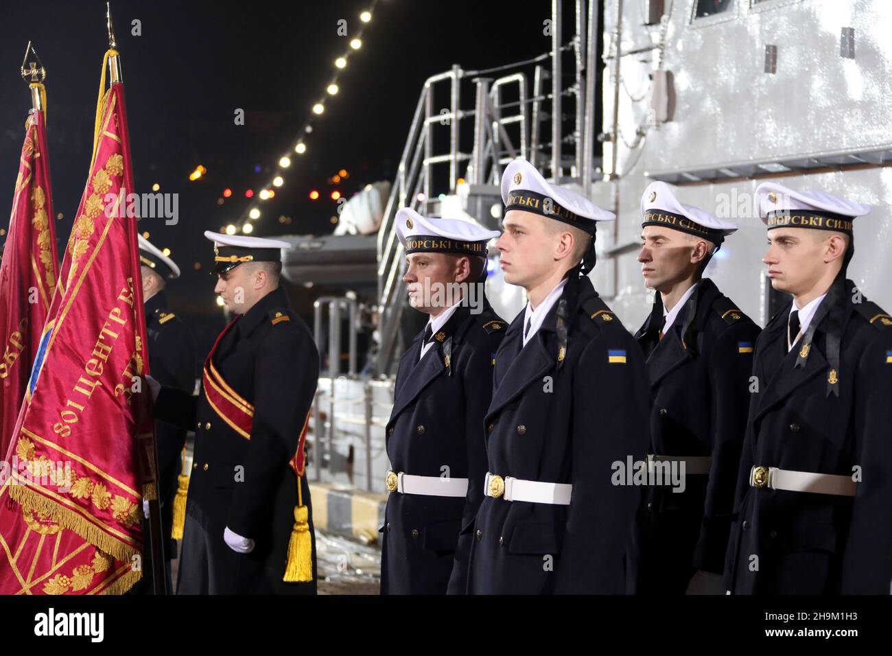 Non exclusif: ODESA, UKRAINE - 06 DÉCEMBRE 2021 - les participants sont alignés lors de la célébration de la Journée des forces armées de l'Ukraine, Odesa, Banque D'Images