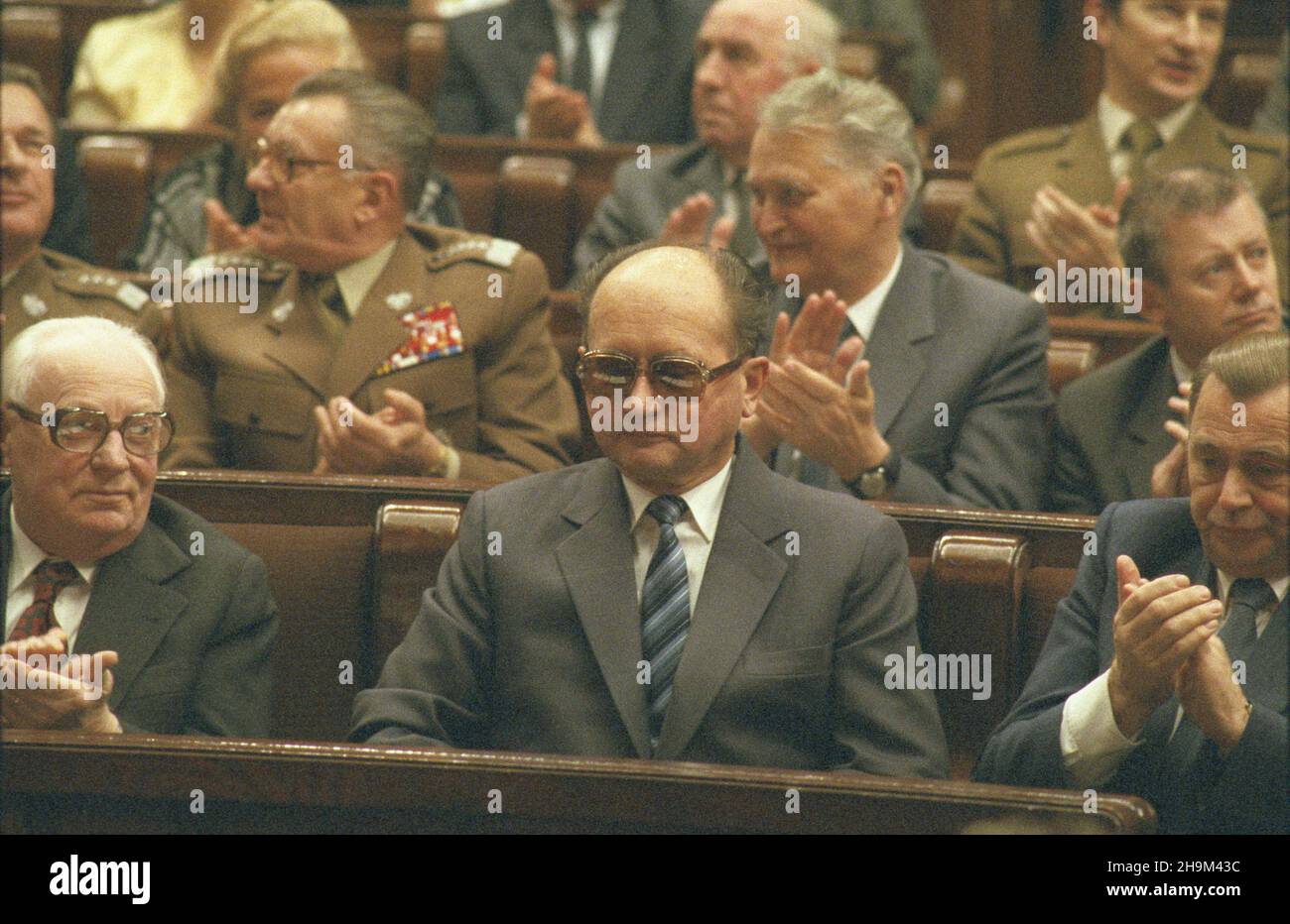 Varsovie 12.11.1985.Drugie posiedzenie Sejmu IX kadencji.W pierwszym rzêdzie od lewej: by³y przewodnicz¹cy Rady Pañstwa Henryk Jab³oñski, nowy przewodnicz¹cy Rady Pañstwa, I sekretarz KC PZPR Wojciech Jaruzelski, nowy przes Rady Ministrów Zbigniew Messner.W drugim rzêdzie m.in.: ministre sprew wewnêtrznych pose³ gen.Czes³aw Kiszczak (1L), ministre obrony narodowej Florian Siwicki (2L). mw PAP/Grzegorz RogiñskiVarsovie, le 12 novembre 1985.La deuxième séance du 9e mandat de la chambre basse.En photo devant (à partir de la gauche): Henryk Jablonski, ancien président du Conseil d'État, première sec Banque D'Images