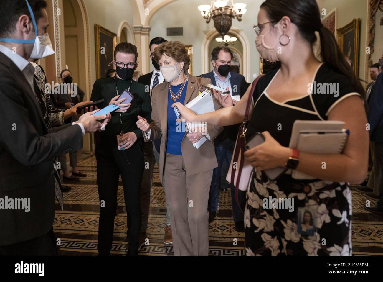 Washington, États-Unis.07ème décembre 2021.Le sénateur Jeanne Shaheen, D-NH, s'adresse aux journalistes après un déjeuner du caucus démocrate au Capitole des États-Unis à Washington, DC, le mardi 7 décembre 2021.Photo de Sarah Silbiger/UPI crédit: UPI/Alay Live News Banque D'Images