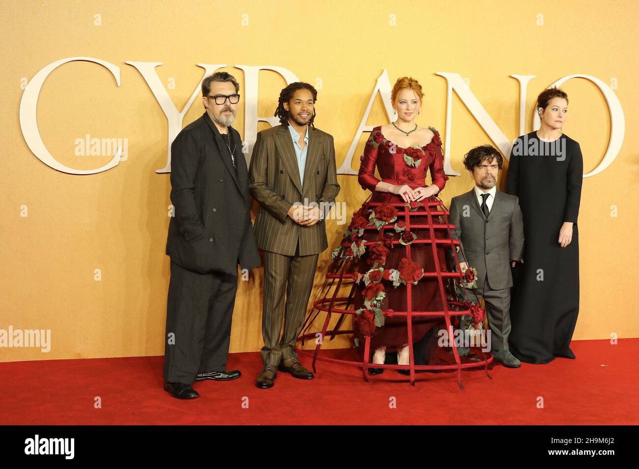 Joe Wright, Kelvin Harrison Jr., Haley Bennett, Peter Dinklage et Erica Schmidt, Cyrano - UK film Premiere, Leicester Square, Londres, Royaume-Uni, 07 décembre Banque D'Images