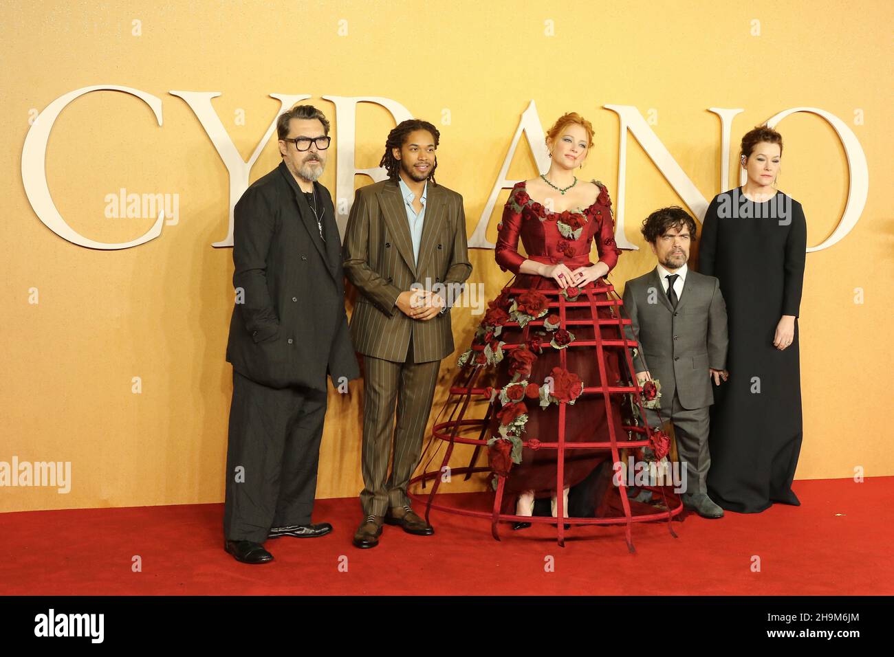 Joe Wright, Kelvin Harrison Jr., Haley Bennett, Peter Dinklage et Erica Schmidt, Cyrano - UK film Premiere, Leicester Square, Londres, Royaume-Uni, 07 décembre Banque D'Images