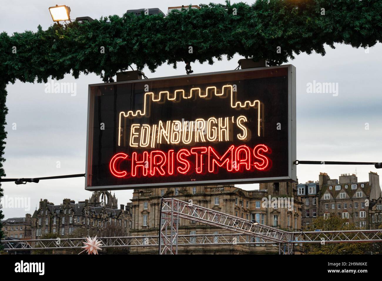 Édimbourg, Écosse - 20 novembre 2021 : le signe du marché de Noël d'Édimbourg. Banque D'Images