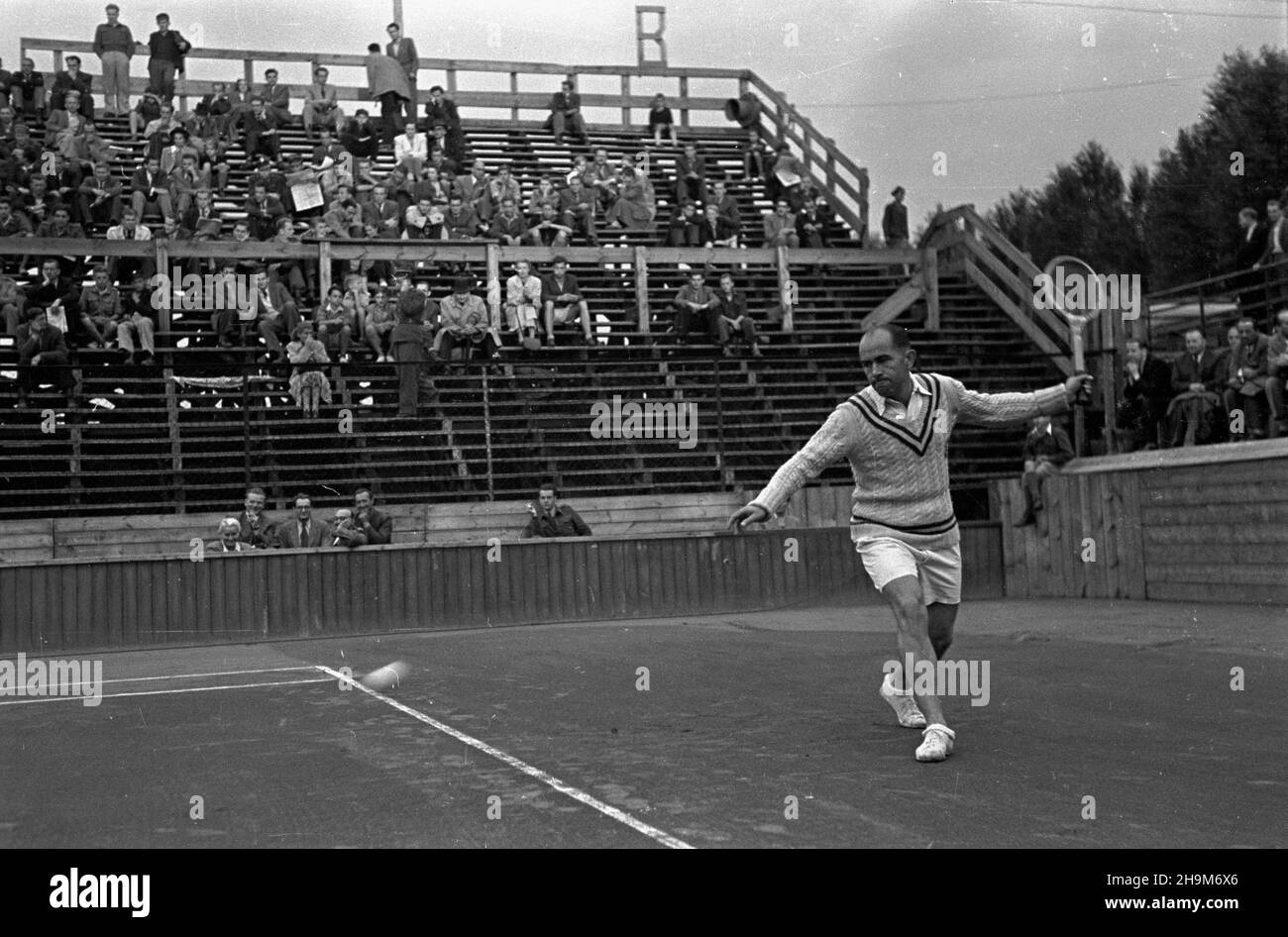 Varsovie, 1948-09-03.Mecz tenisowy Budapazt-Warszawa na kortach Wojskowego Klubu Sportowego Legia (3-5 IX).NZ. Wêgierski tenisista Szigetti podczas rozgrzewki. ka PAP Dok³adny dzieñ wydarzenia nieustalony.Varsovie, le 3 septembre 1948.Un match de tennis Budapest-Varsovie sur les courts du club sportif militaire Legia (sept3-5).Photo : Shigetti, joueur de tennis hongrois, chauffe. ka PAP Banque D'Images