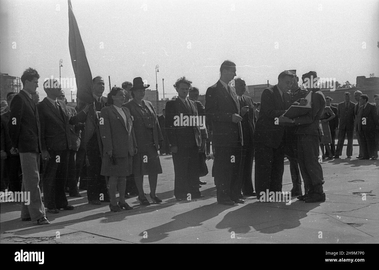 Varsovie, 1948-09-05.Sk³adanie wieñca na Grobie Nieznanego ¯o³nierza przez delegatów Zwi¹zku Zawodowego Pragowników Skarbowych.NZ. Wpisy do ksiêgi pami¹tkowej. ka PAPVarsovie, le 5 septembre 1948.La cérémonie de pose de couronnes à la tombe du Soldat inconnu par les délégués du syndicat des employés du Trésor.Photo : une entrée au livre du souvenir. ka PAP Banque D'Images