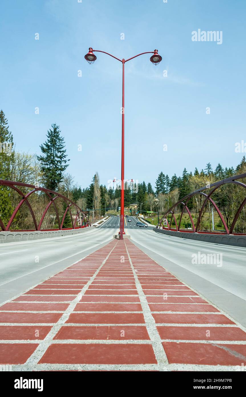 Bande médiane sur le pont May Creek à Newcastle, Washington. Banque D'Images