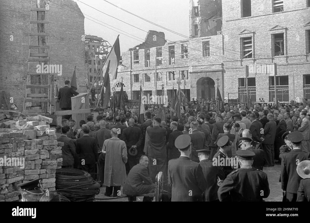 Varsovie, 1948-09-05.Uroczystoœæ wmurowania aktu erekcyjnego pods siedzibê Zwi¹zku Zawodowego Practowników Skarbowych przy ulicy Mazowieckiej. ka PAP Varsovie, 5 septembre 1948.La cérémonie de fixation de la plaque de fondation dans le mur du siège du syndicat des employés du Trésor sur la rue Mazowiecka. ka PAP Banque D'Images