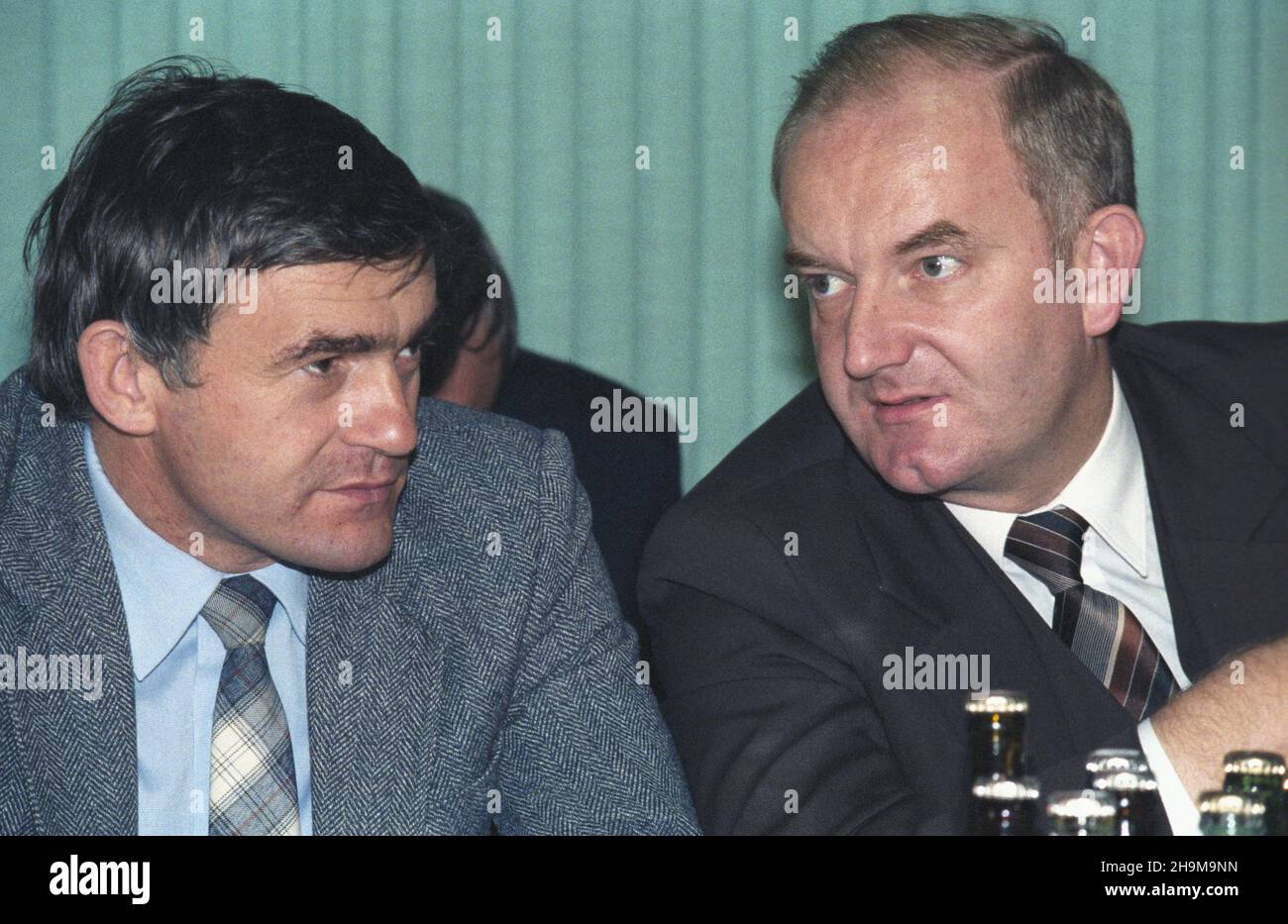 Varsovie 09.1985.Ogólnopolski Turniej M³odych Mistrzów Techniki zorganizawany przez Polski Zwi¹zek Stowarzyszèn Wynalazców i Racjonalizatorów oraz Zwi¹zek Socjalistycznej M³odzie¿y Polskiej.NZ. Podsumowanie wyników olimpiady, W prezydium m.in. Kierowik Wydzia³u ds.M³odzie¿y, Kultury Fizycznej i Turystyki przy KC PZPR Leszek Miller (L). wb PAP/Grzegorz Rogiñski Dok³adny dzieñ wydarzenia nieustalony.Varsovie septembre 1985.Le concours national des jeunes champions de la technologie organisé par l'Union polonaise des associations d'inventeurs et l'Union de la jeunesse socialiste polonaise.Image Banque D'Images