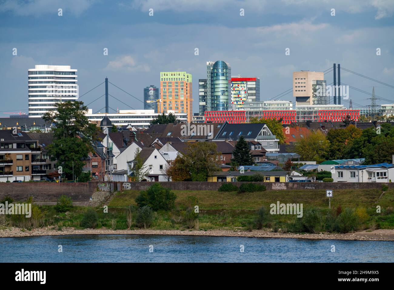 La ligne d'horizon de Düsseldorf, avec les gratte-ciels dans le Media Harbour, les ponts du Rhin, devant les bâtiments résidentiels sur le Rhin dans le quartier de Hamm, Banque D'Images