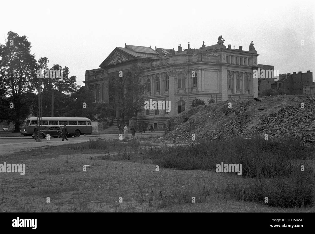 Varsovie, 1948-09-09.Zachêty widziany z placu Zwyciêstwa.Z prawej pozosta³oœci zniszczonego W czasie II wojny œwiatowej pa³acu Saskiego. wb PAP Varsovie, 9 septembre 1948.Le bâtiment de la galerie d'art Zacheta vu de la place Zwyciestwa.Sur la droite, les vestiges du palais Saski endommagé par la guerre. wb PAP Banque D'Images
