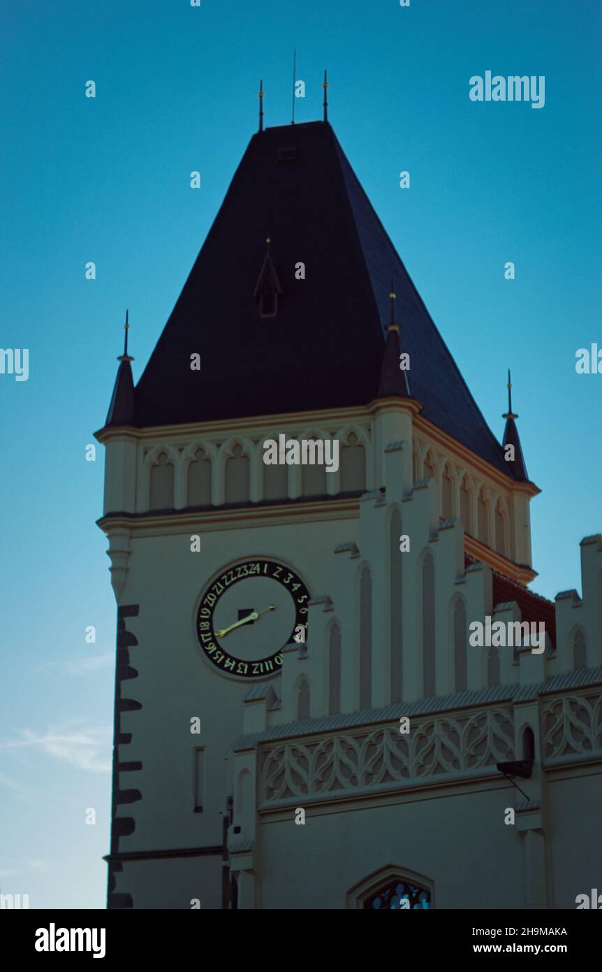 Rues étroites Tabor abrite la tour de l'église pendant l'été sous le ciel bleu Banque D'Images