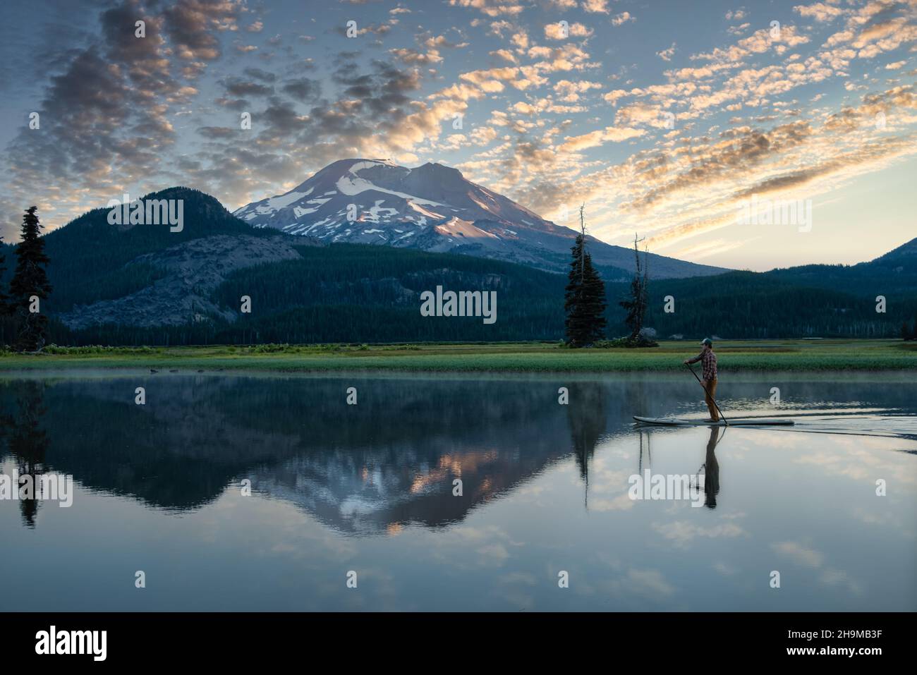 Pédalo sur le lac Sparks avec montagne enneigée Banque D'Images