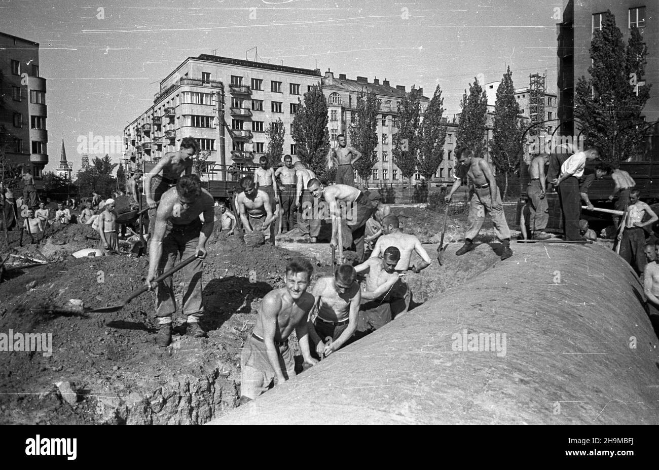 Varsovie, 1948-09-12.¯o³nierze Korpusu Bezpieczeñstwa Wewnêtrznego (KBW) likwiduj¹ pozosta³oœci bunkra W rejonie ulicy Chocimskiej.W tle kamienica na rogu ulicy Skolimowskiej i Chocimskiej. wb PAPVarsovie, le 12 septembre 1948.Des soldats du corps de sécurité interne (KBW) retirent les restes d'un bunker dans la zone de la rue Chocimska.En arrière-plan, le coin des rues Skolimowska et Chocimska. wb PAP Banque D'Images