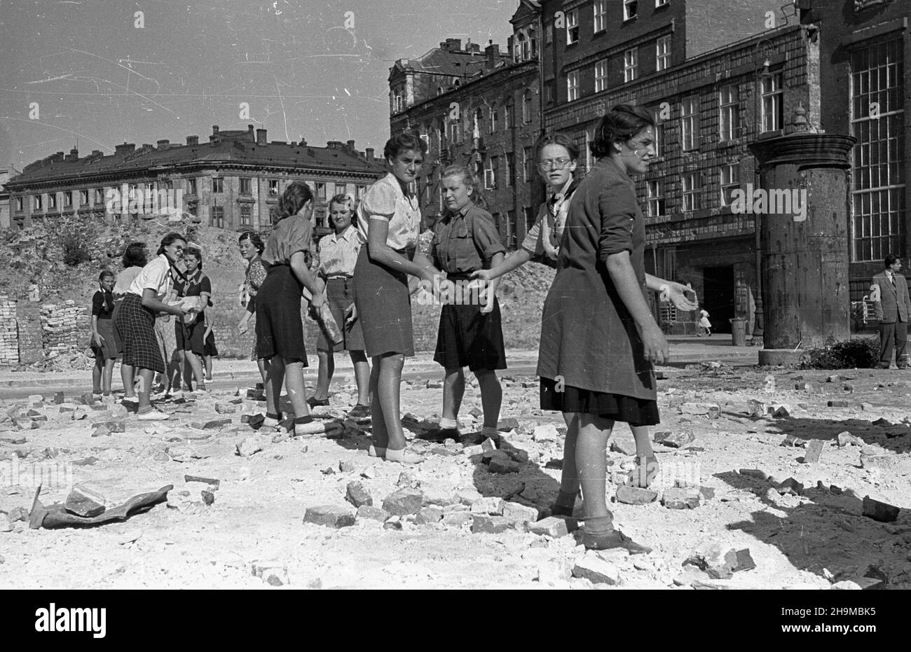 Varsovie, 1948-09-12.Odgruzowywanie terenu pods budowê Domu M³odzie¿y przez cz³onków Zwi¹zku M³odzie¿y Polskiej. wb PAPVarsovie, le 12 septembre 1948.Membres du syndicat polonais de la jeunesse dépotant des décombres sur le site de construction du foyer de la jeunesse. wb PAP Banque D'Images