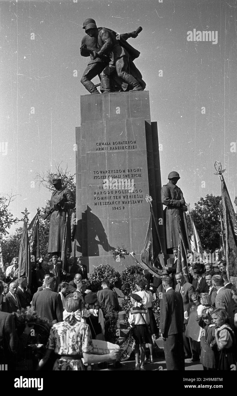 Varsovie, 1948-09-12.Czwarta rocznica wyzwolenia Pragi.Z³o¿enie wieñców pod pomnikiem Braterstwa Broni. wb PAP Varsovie, 12 septembre 1948.Le 4ème anniversaire de la libération du quartier Praga de Varsovie.Cérémonie de pose de couronne au Monument de la Fraternité des armes. wb PAP Banque D'Images