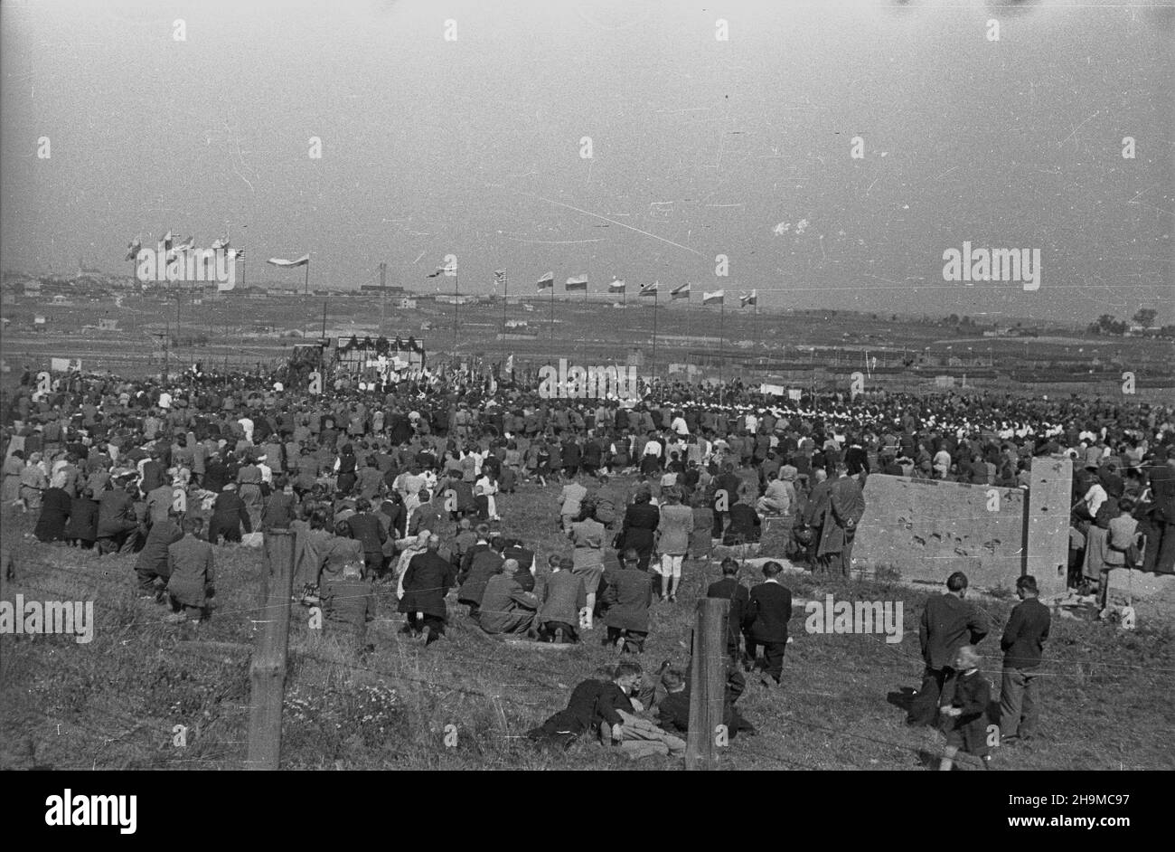 Lublin, 1948-09-12.By³y niemiecki obóz koncentracyjny Majdanek.Uroczyste otwarcie Tygodnia Majdanka. wb PAPLublin, le 12 septembre 1948.Ancien camp de la mort allemand Majdanek.Cérémonie d'ouverture de la semaine Majdanek. wb PAP Banque D'Images