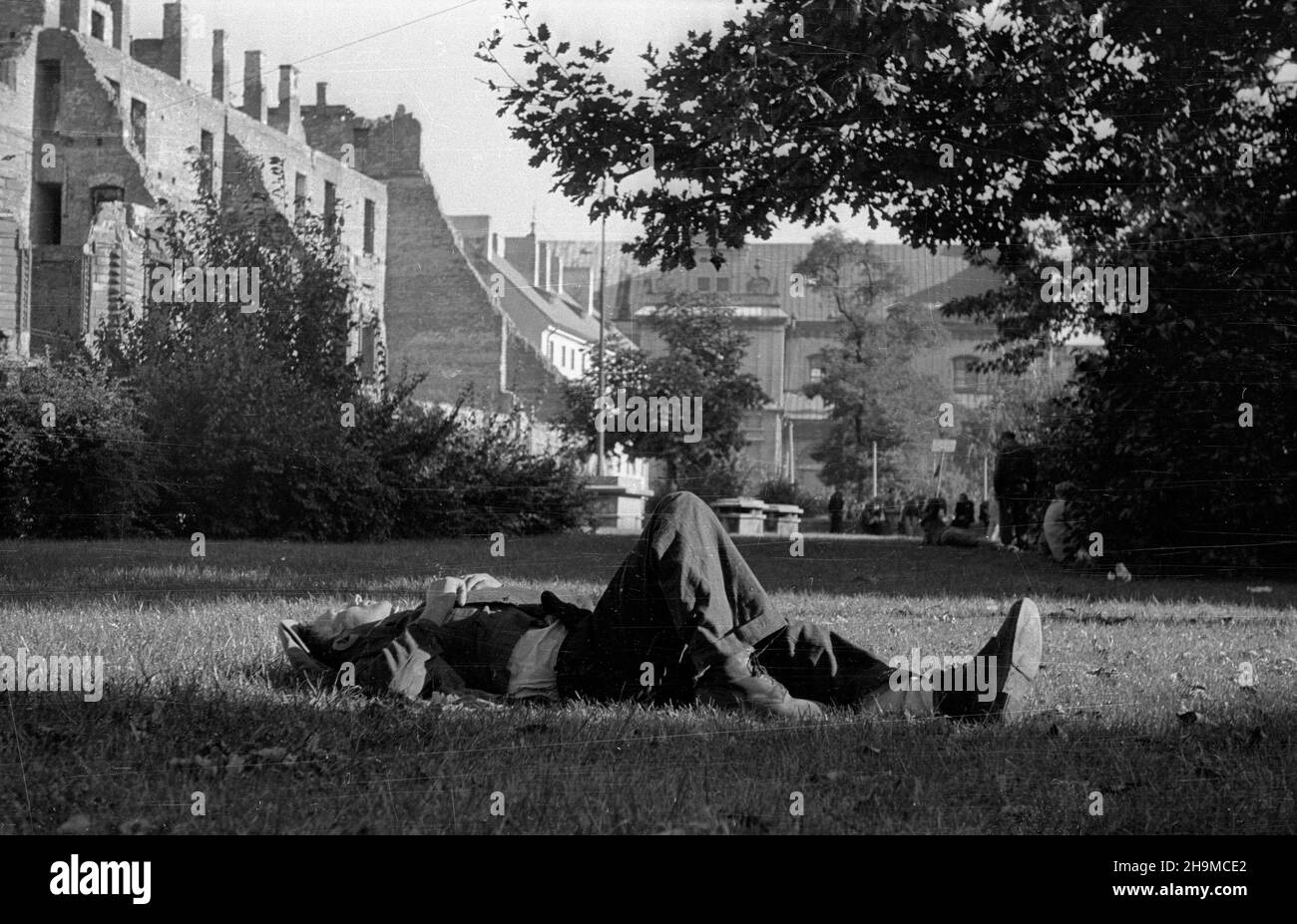 Varsovie, 1948-09-12.Odpoczynek na skwerze przy ul.Krakowskie Przedmieœcie. wb PAP Varsovie, 12 septembre 1948.Une pause à la place Krakowskie Przedmiescie Street. wb PAP Banque D'Images