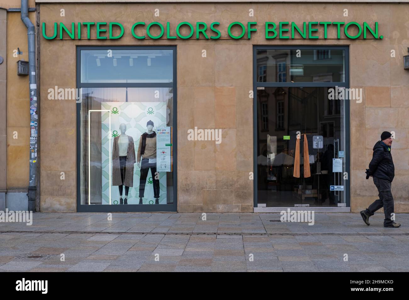 Couleurs unies du magasin de vêtements Benetton, entrée du magasin avec les  gens, les gens sur le trottoir de la rue, les fenêtres et les vêtements  exposés Photo Stock - Alamy