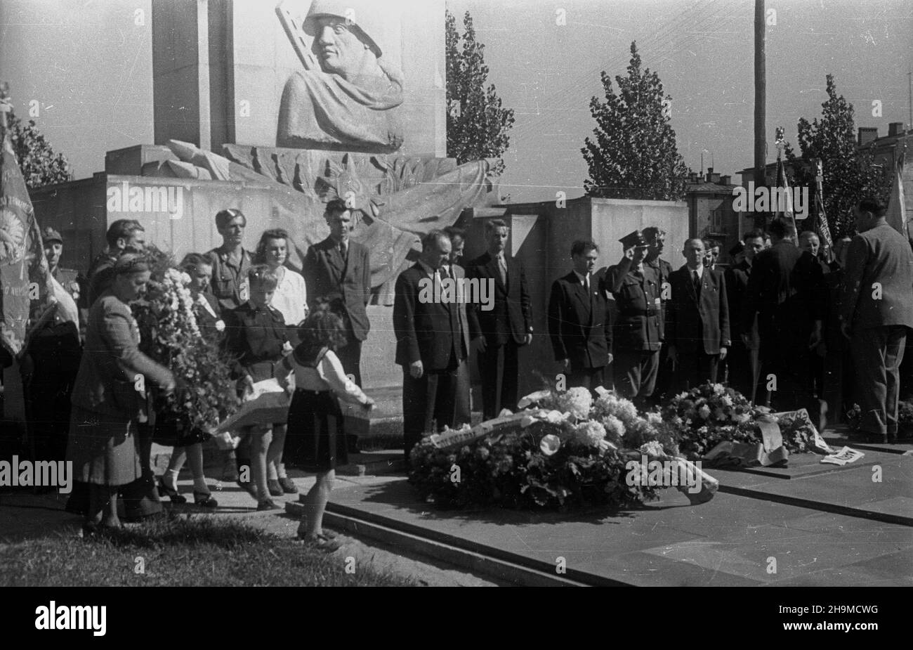 Varsovie, 1948-09-12.Czwarta rocznica wyzwolenia Pragi.Uroczystoœæ pods pomnikiem ¯o³nierzy Radzieckich przy rondzie Waszyngtona. pap wbVarsovie, le 12 septembre 1948.Le 4ème anniversaire de la libération du quartier Praga de Varsovie.Cérémonies au Monument aux soldats soviétiques sur la place Waszyngtona. wb PAP Banque D'Images