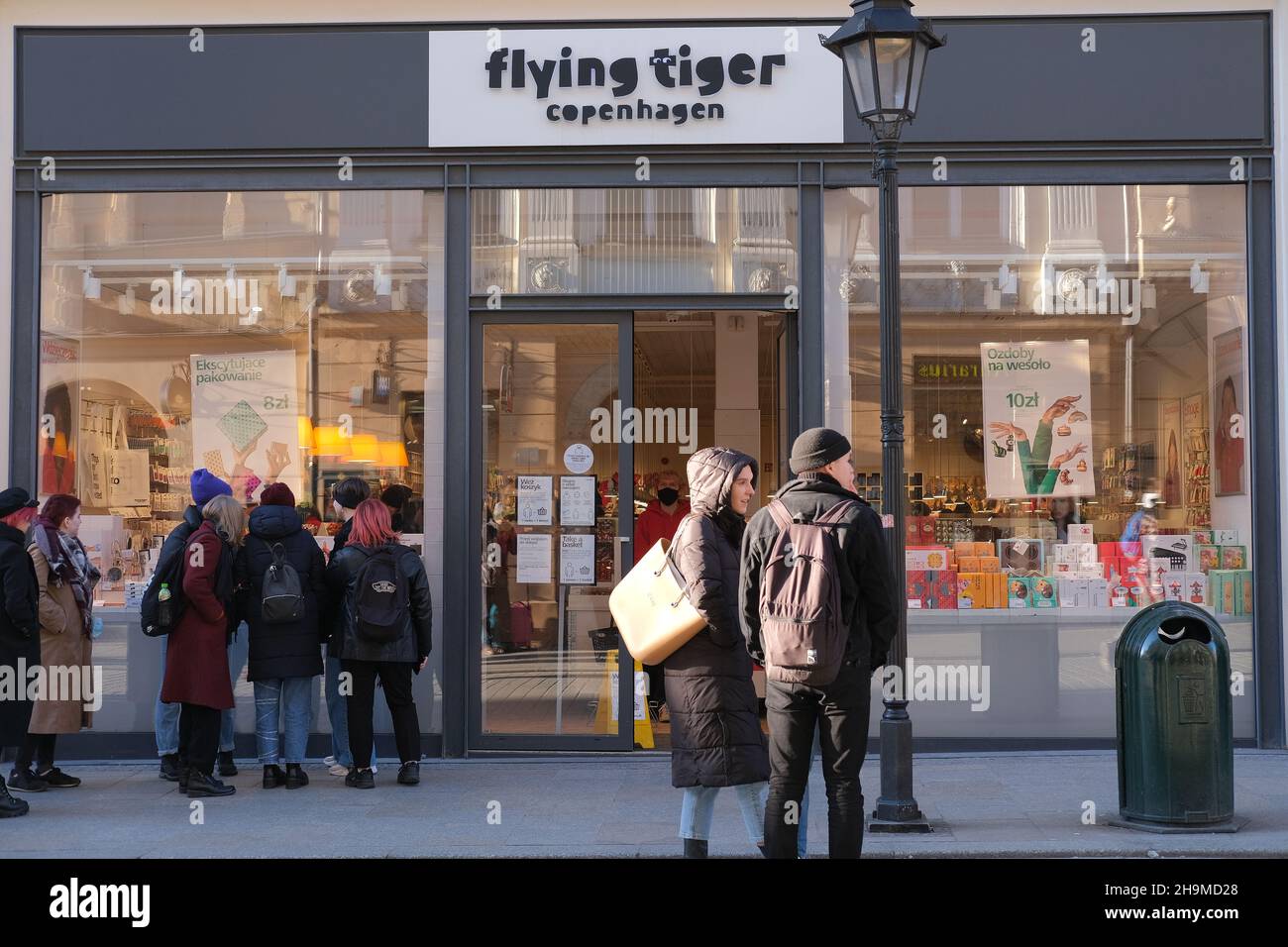Boutique Flying Tiger Copenhagen à Cracovie, boutique Flying Tiger avec des personnes à l'intérieur, trottoir de rue avec des personnes, des personnes venant dans Flying Tiger, des foules à proximité Banque D'Images