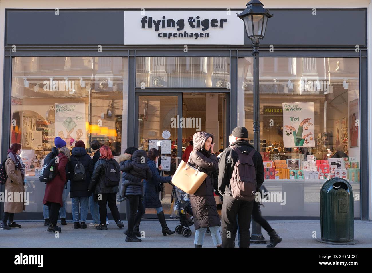 Boutique Flying Tiger Copenhagen à Cracovie, boutique Flying Tiger avec des personnes à l'intérieur, trottoir de rue avec des personnes, des personnes venant dans Flying Tiger, des foules à proximité Banque D'Images