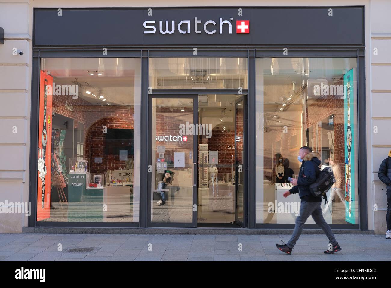 CRACOVIE, POLOGNE : entrée du MAGASIN DE NUANCES.MAGASIN SWATCH à Cracovie  en Pologne.Collections de montres Swatch fabriquées en Suisse.Swatch store  Europe.Swiss made Luxury Watch Photo Stock - Alamy