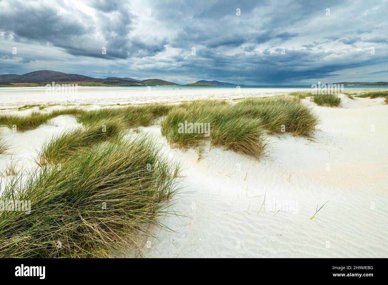 Ciel nuageux au-dessus de l'herbe des dunes de marram et de la plage de LUSKENTIRE sur l'île Hebridean de Harris, dans les Hébrides extérieures, en Écosse, au Royaume-Uni Banque D'Images