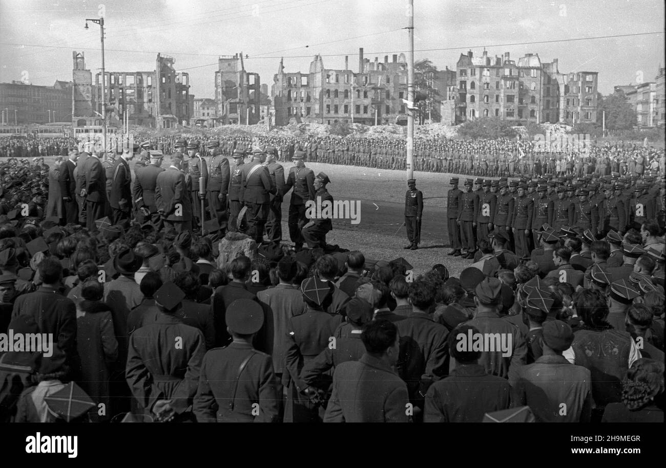 Wroc³aw, 1948-09-19.Plac Grunwaldzki.NZ. ministre obrony narodowej marsza³ek Micha³ Rola-¯ymierski dokonuje promocji elewów Oficerskiej Szko³y Piechoty. msa PAPWroclaw, 19 septembre 1948.Place Grunwaldzki.Photo : promotion des cadets de l'École des officiers d'infanterie par le ministre de la Défense nationale, le maréchal Michal Rola-Zymierski. msa PAP Banque D'Images