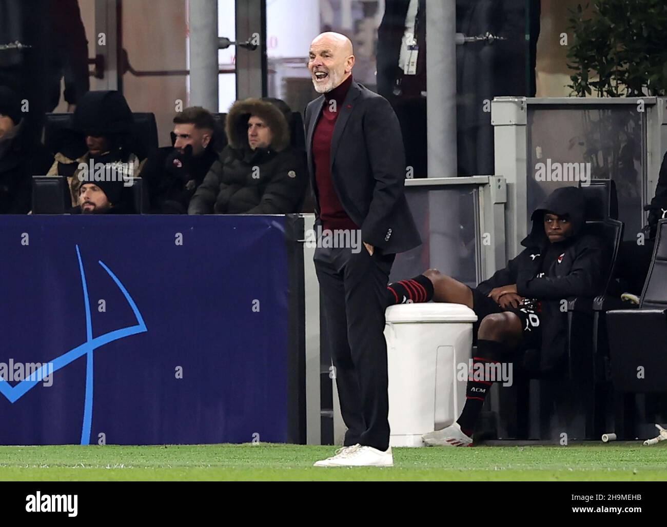 Stefano Pioli, directeur de l'AC Milan, sur la ligne de contact lors de la Ligue des champions de l'UEFA, match du Groupe B au San Siro, Milan.Date de la photo: Mardi 7 décembre 2021. Banque D'Images