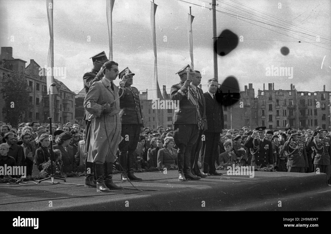 Wroc³aw, 1948-09-19.Plac Grunwaldzki.Promocja elewów Oficerskiej Szko³y Piechoty.NZ. Dowódca okrêgu wojskowego nr 2 we Wroc³awiu gen.Stanis³aw Daniluk-Dani³owski (3L), ministre obrony narodowej marsza³ek Micha³ Rola-¯ymierski (3P), wicewojewoda Kamiñski (2P), prezydent Wroc³awia Bronis³aw Kupczyñski (1P). MSA PAPWroclaw, 19 septembre 1948.Place Grunwaldzki.La promotion des cadets de l'École d'infanterie des officiers.Photo : Commandant du quartier militaire no 2 de Wroclaw général Stanislaw Daniluk-Danilowski (3e gauche) Ministre de la Défense nationale Maréchal Michal Rola-Zymierski (3e r Banque D'Images