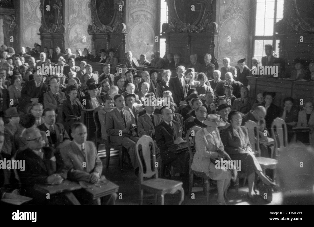 Wroc³aw, 1948-09-19.Uniwersytet Wroc³awski, aula Leopoldina.W dniach 19-22 wrzeœnia 1948 roku odbywa³ siê we Wroc³awiu VII Powszechni Zjazd Historyków.NZ. sala obrad.W pierwszym rzêdzie siedzi m.in.: ministre oœwiaty Stanis³aw Skrzeszewski (1L). msa PAP/S.W. SadowskiWroclaw, 19 septembre 1948.Université de Wroclaw, salle de conférence Leopoldin.Le 7ème Congrès général des historiens (sept19-22, 1948).Photo : la salle de débat.Au 1er rang, séance: Ministre de l'éducation Stanislaw Skrzeszewski (1er à gauche). msa PAP/S.W. Sadowski Banque D'Images